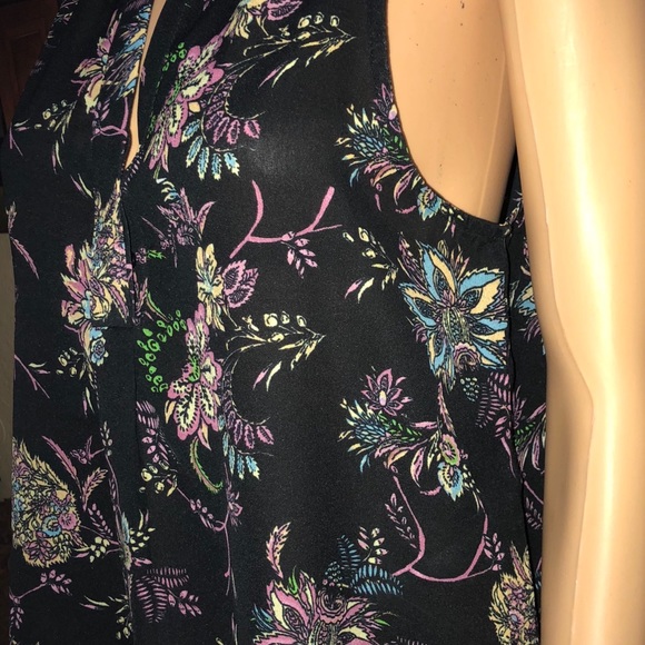 Let it be sleeveless blouse - Picture 2 of 8